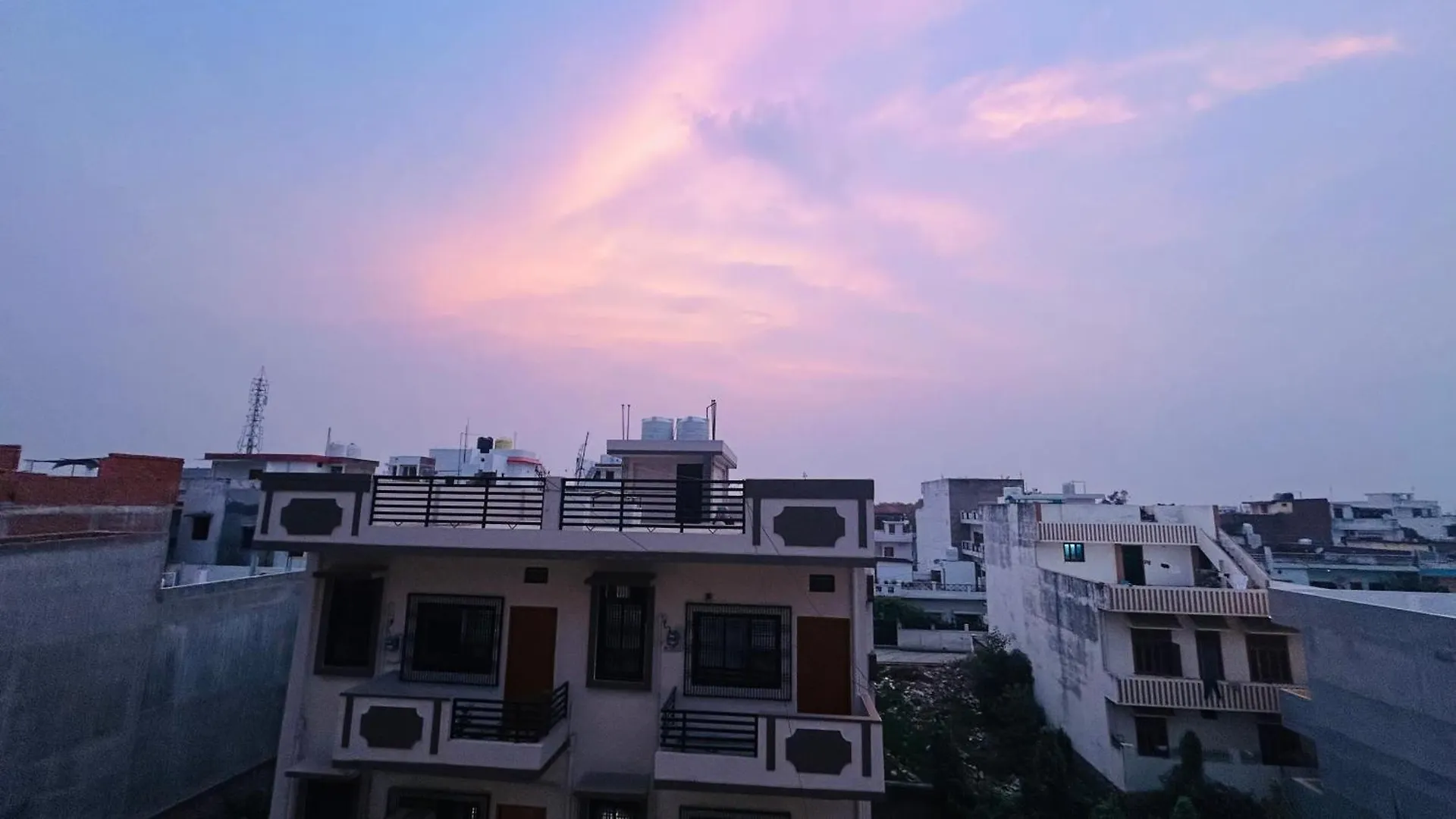 Bk Homestay Varanasi Apartment